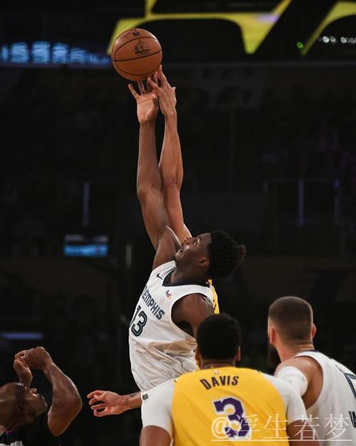 小贾伦-杰克逊全场贡献12分5板3助，三分手感欠佳仅3投0中